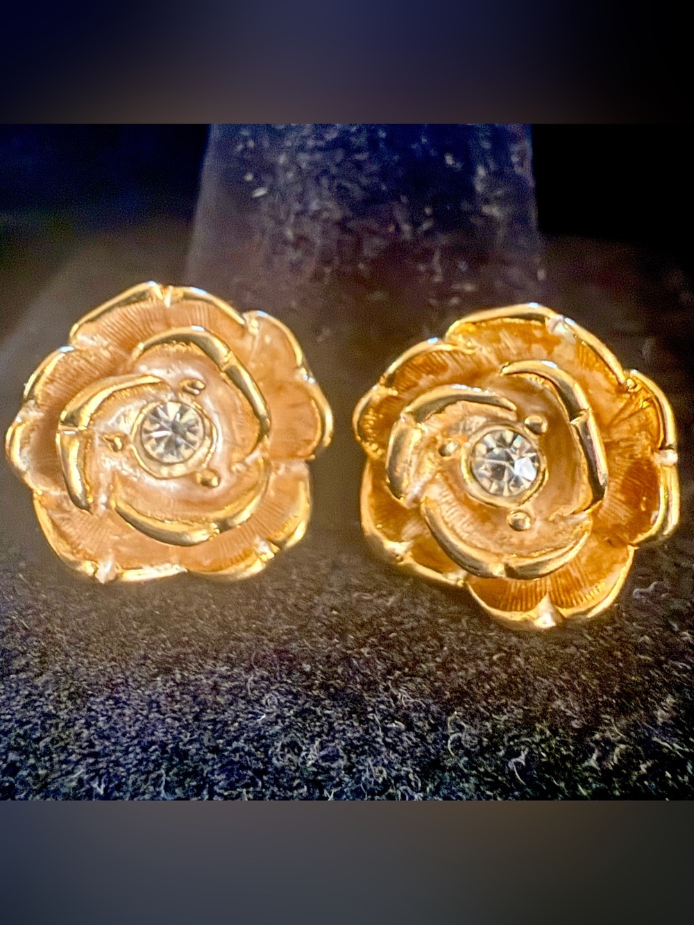 Vintage Signed Graziano
Gold Tone Flower Rhinestone
Pierced Stud Earrings